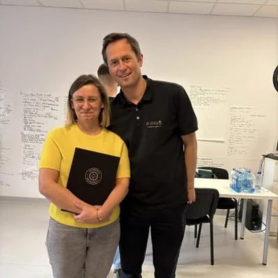 Aleksandra Bródka-Lisiecka, założycielka Otulinki, z dyplomem Akademii Osteopatii
