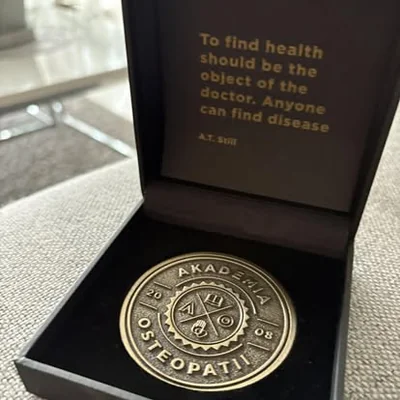 Medal Akademii Osteopatii z cytatem A.T. Stilla